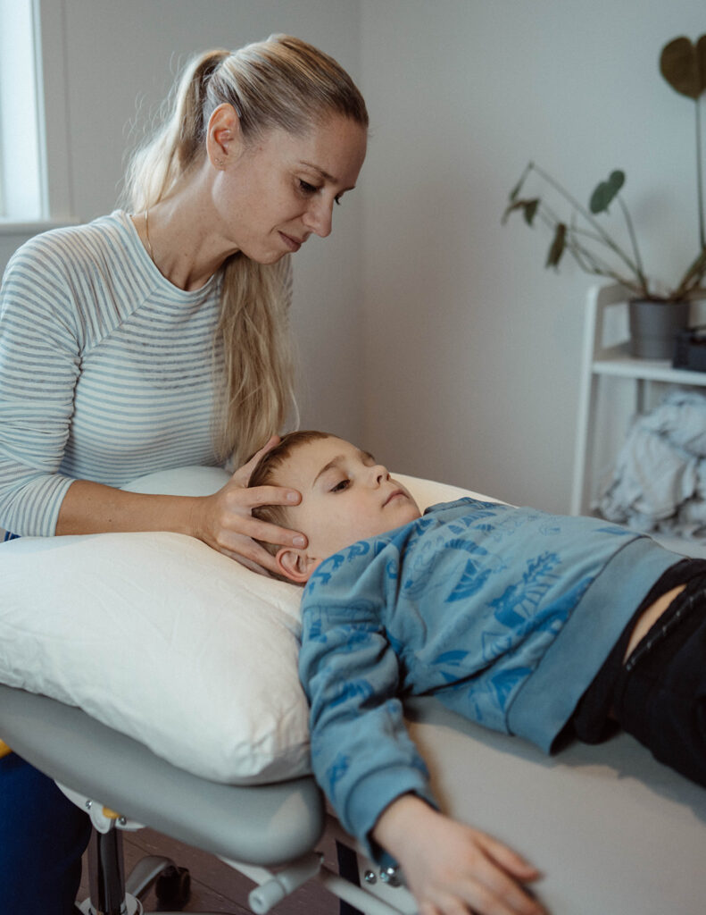 rikke osteopat behandler børn